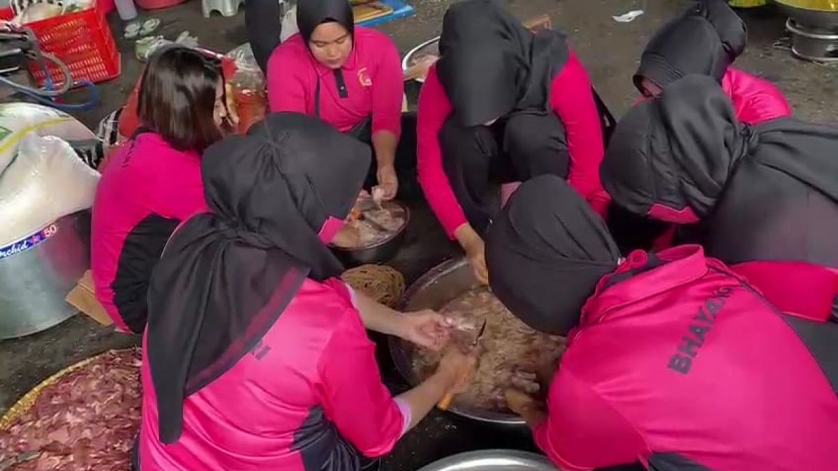 Tim dapur umum sedang menyiapkan makanan bagi para korban gempa Cianjur yang tinggal di posko pengungsian. [Foto: Dok Humas Polda Jawa Barat]