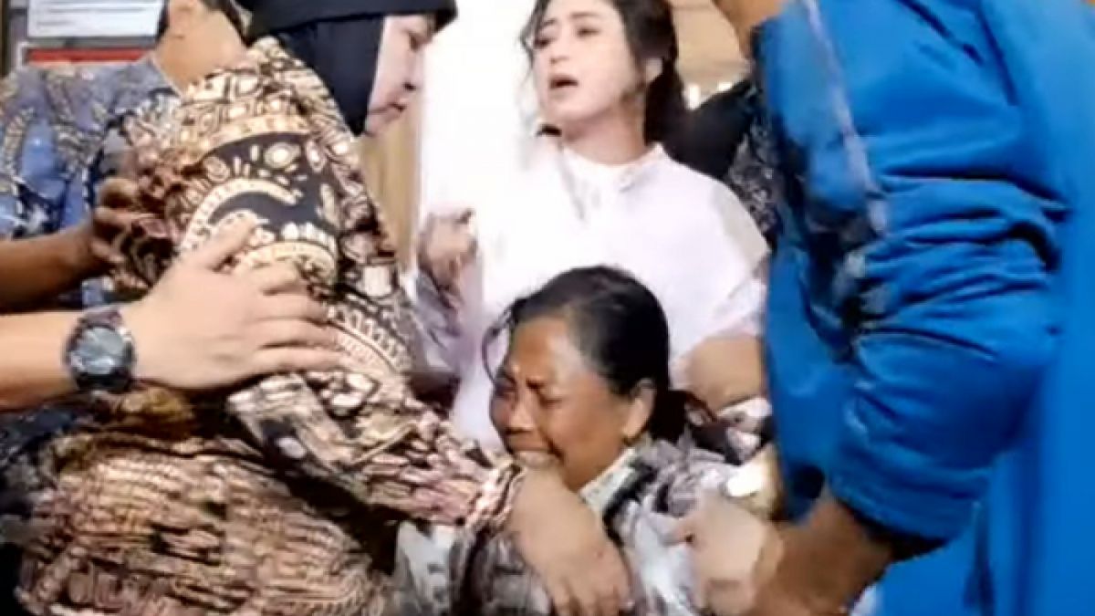 Ibu Dewi Perssik tak suka Winarsih sampai bersujud di kakinya [YouTube Intens Investigasi]
