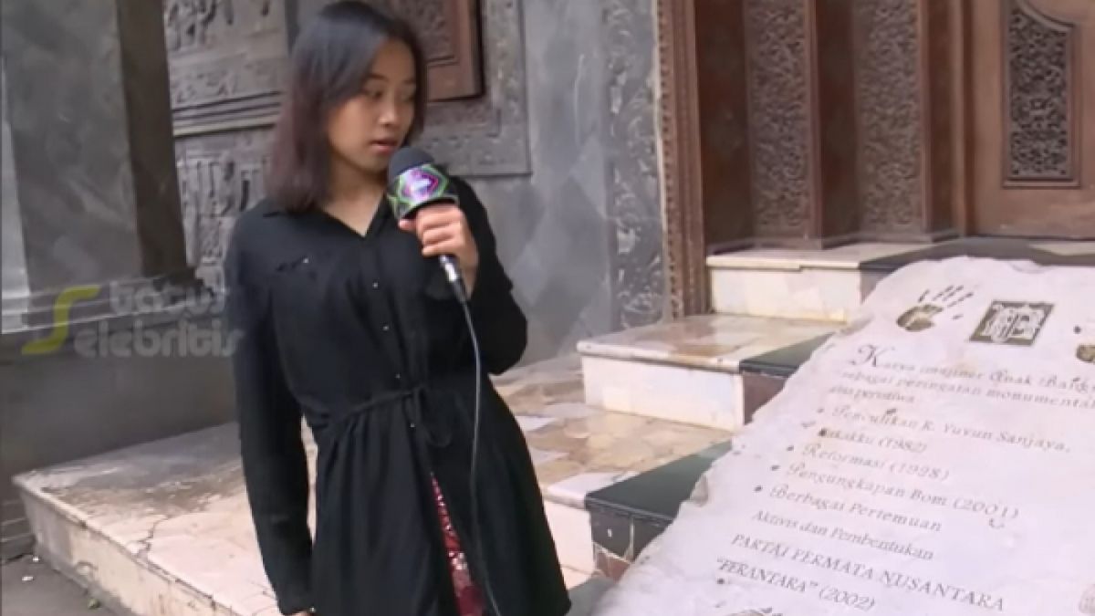 Ayda Prasasti tunjukkan peninggalan-peninggalaan Ki Joko Bodo di rumahnya [YouTube SCTV]