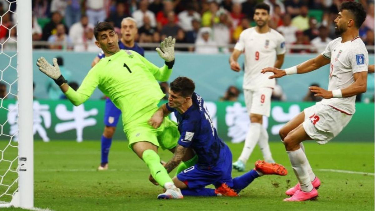 Christian Pulisic ketika menjebol gawan Iran dan membawa langka negaranya maju ke babak 16 besar Piala Dunia 2022. [Foto: Suara.com / REUTERS - Kai Pfaffenbach]