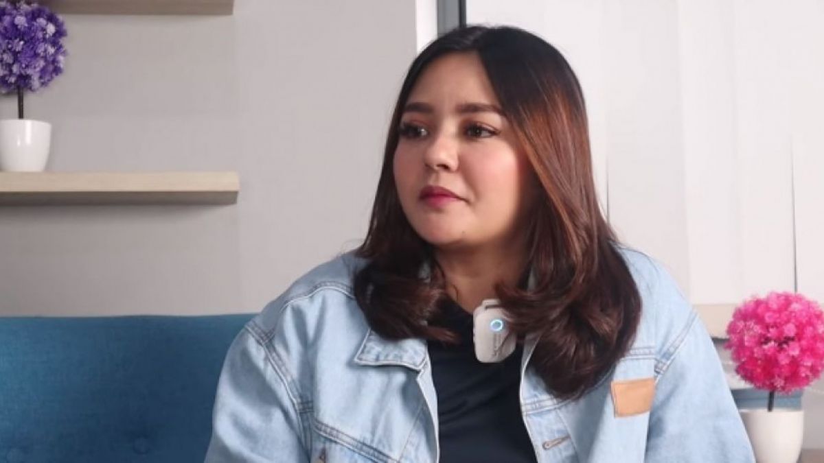 Gita Sinaga mengaku kalau dirinya di usia remaja sempat tergoyhakan hatinya akibat membaca sebuha buku sejarah tentang Tuhan hingga menjadi ateis. [Foto: Youtube.]