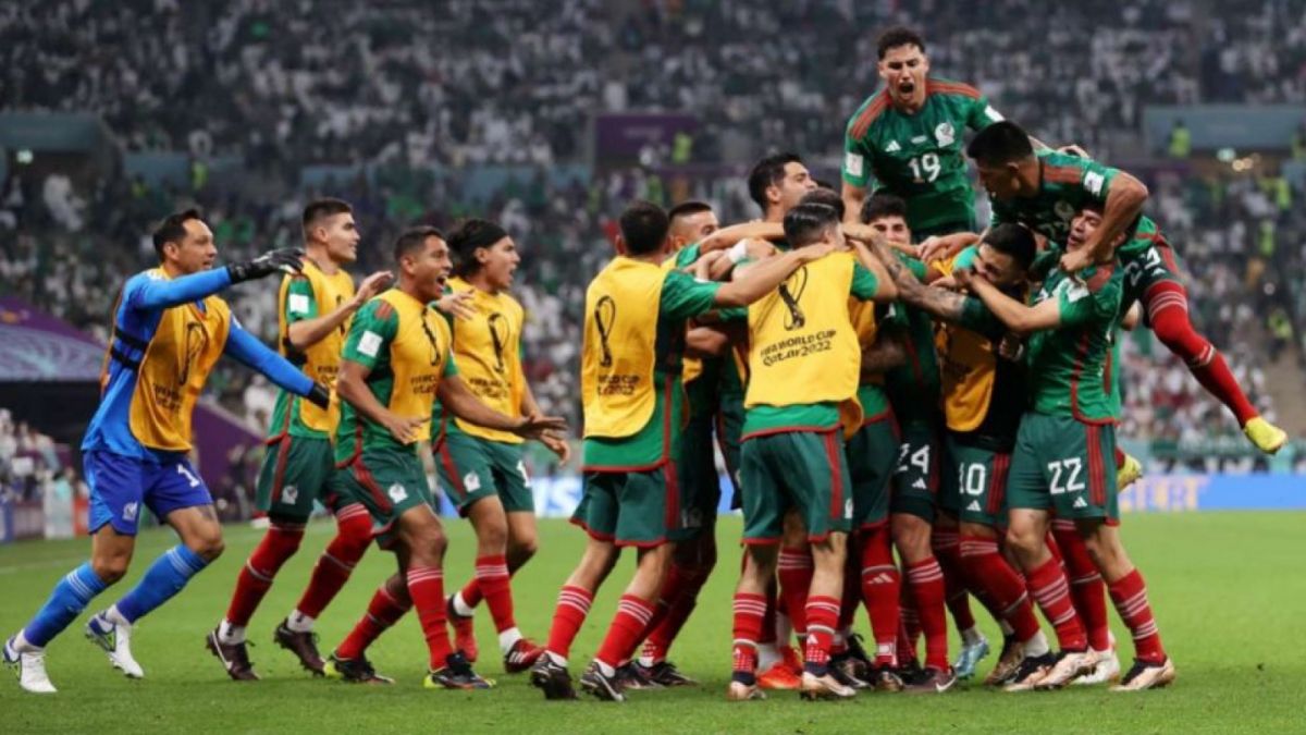 Para pemain Meksiko merayakan gol ke gawang Arab Saudi di laga terakhir grup C Piala Dunia [Foto: Suara.com / flashscore.com]