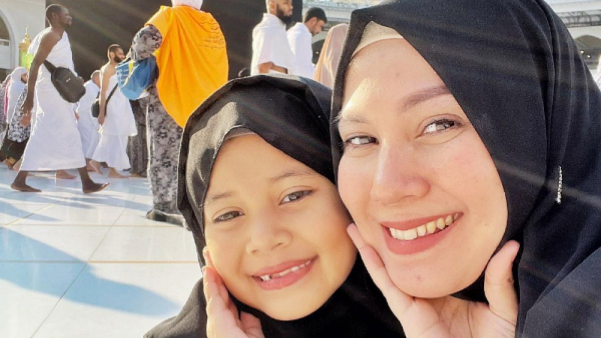 Puput Melati bertemu dengan pria berjubah putih. [Instagram @puputmelati]