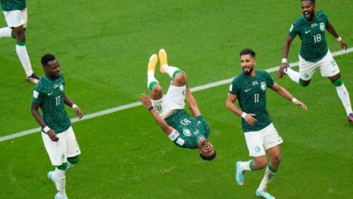 Salem Al-Dawsari bersama rekannya di Timnas Arab Saudi melakukan selebrasi ketika berhasil mengoyak jala Argentina. [Foto: Suara.com / AFP]