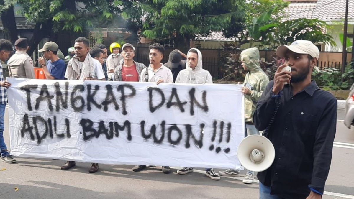 Gerakan Mahasiswa Hukum Indonesia gelar aksi unjuk rasa menuntut kasus Baim Wong segera dituntaskan di depan Polres Jakarta Selatan, Rabu (30/11/2022) [Suara.com/Rena Pangesti]