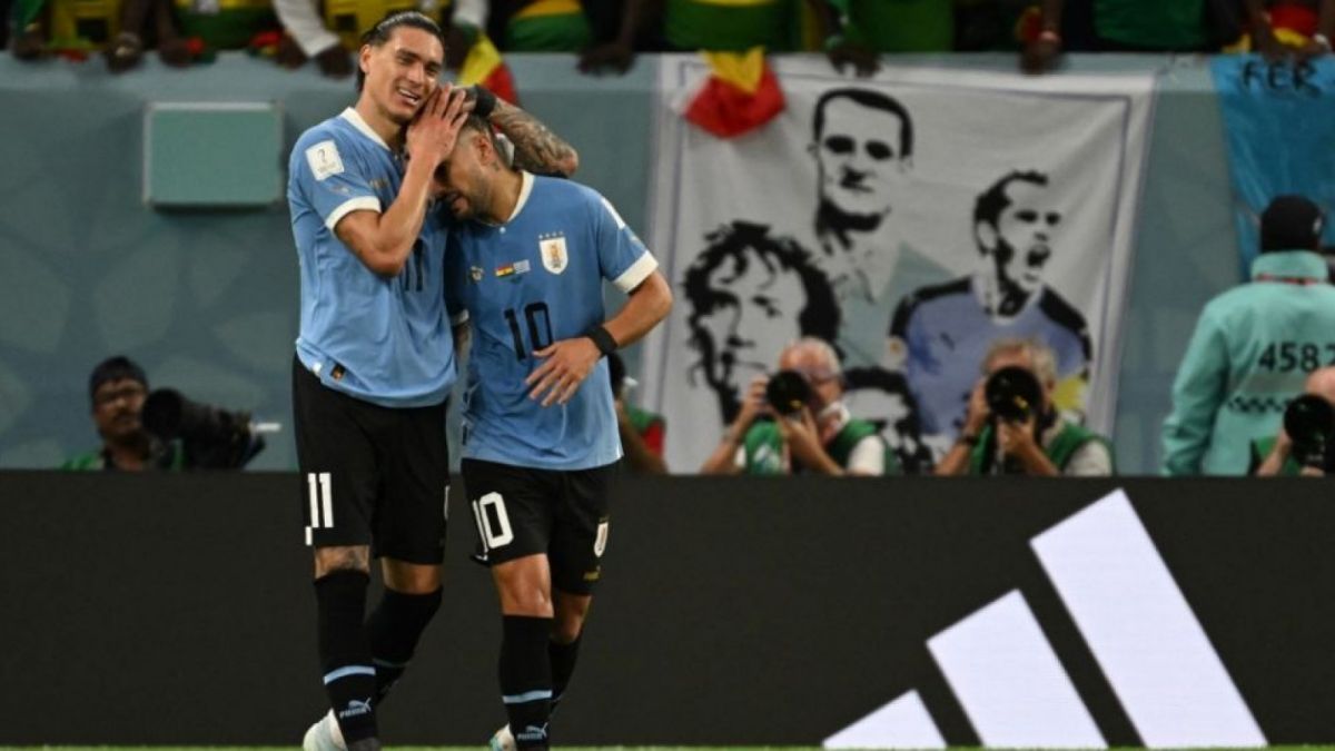 Ekspresi Giorgian de Arrascaeta dan  Darwin Nunez ketika Timnas Uruguay gagal lolos ke babak 16 besar Piala Dunia 2022. [Foto: Suara.com Pablo PORCIUNCULA - AFP]