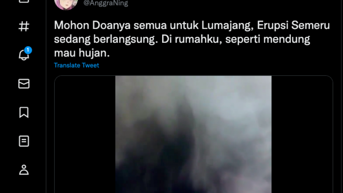 Postingan di Twitter yang merekam muntahan awan panas Gunung Semeru yang mendekati rumah warga.