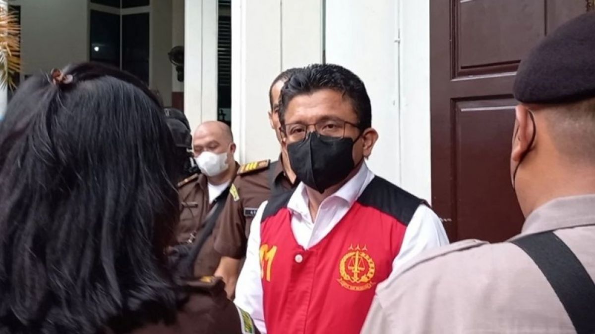 Bharada E membongkar adanya wanita yang keluar dari dalam rumah Ferdy Sambo. Cirinya dibeberkan oleh kuasa hukum Bharada E. [Foto: Suara.com- Rakha]
