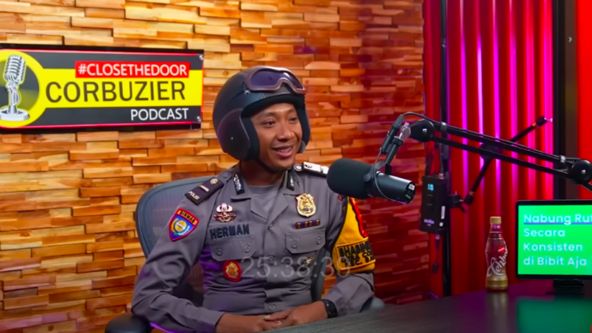 Pak Bhabin datang ke acara Podcast Deddy Corbuzier menjelaskan cara mencari penghasilan tambahan yang terbaik bagi anggota Polri. [Foto: Tangkapan Layar Youtube Deddy Corbuzier.]