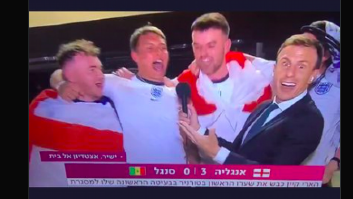 Suporter Inggris berteriak di depan reporter Israel mengatakan 'Bebaskan Palestina' usai kemenangan Inggris 3-0. [Foto: Twitter.]