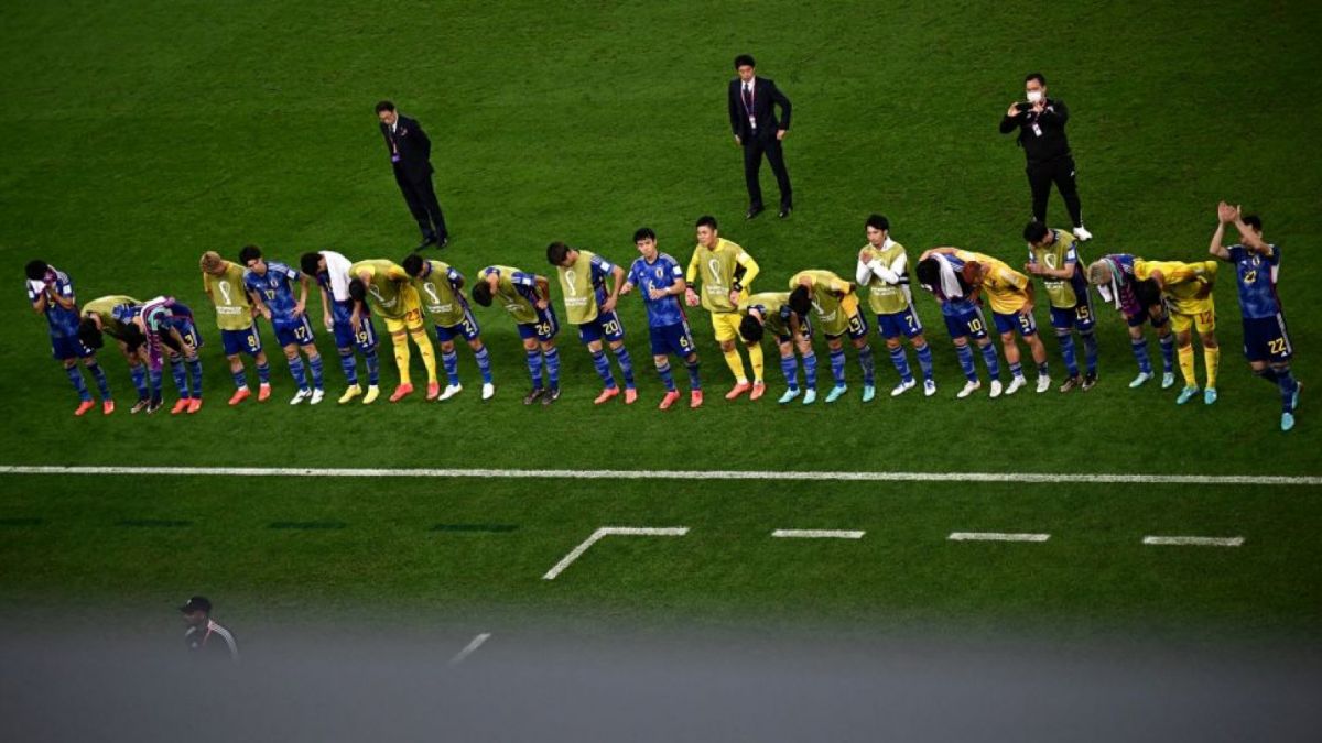 Jepang memebrikan salam hormat kepada para pendukungnya usai kalah dari Kroasia dari adu penalti. [Foto: Suara.com /Anne-Christine POUJOULAT/AFP]