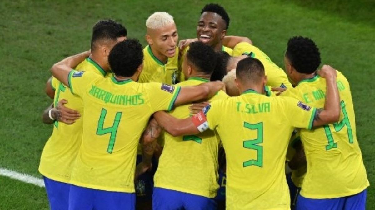 Para pemain Brasil merayakan gol Lucas Paqueta saat melawan Korea Selatan di babak 16 besar Piala Dunia 2022. [Foto: Suara.com/Glyn KIRK - AFP]