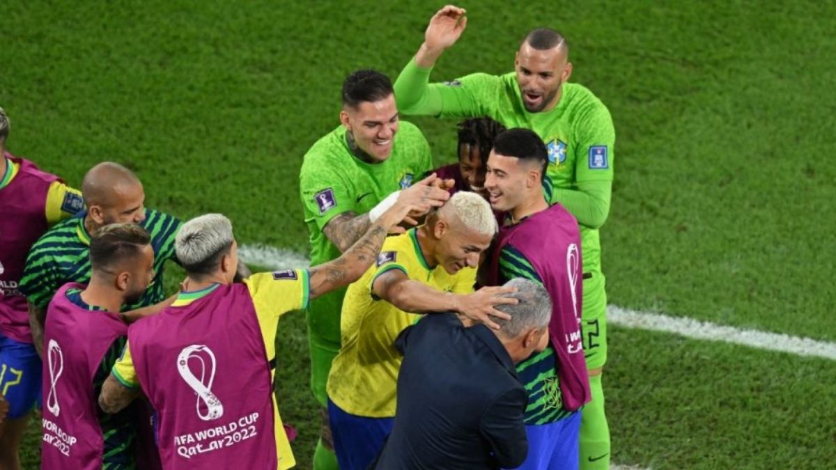 Penyerang Timnas Brasil Richarlison merayakan gol bersama pelatih Tite di babak 16 besar Piala Dunia 2022. [Foto: Suara.com / Glyn KIRK - AFP]