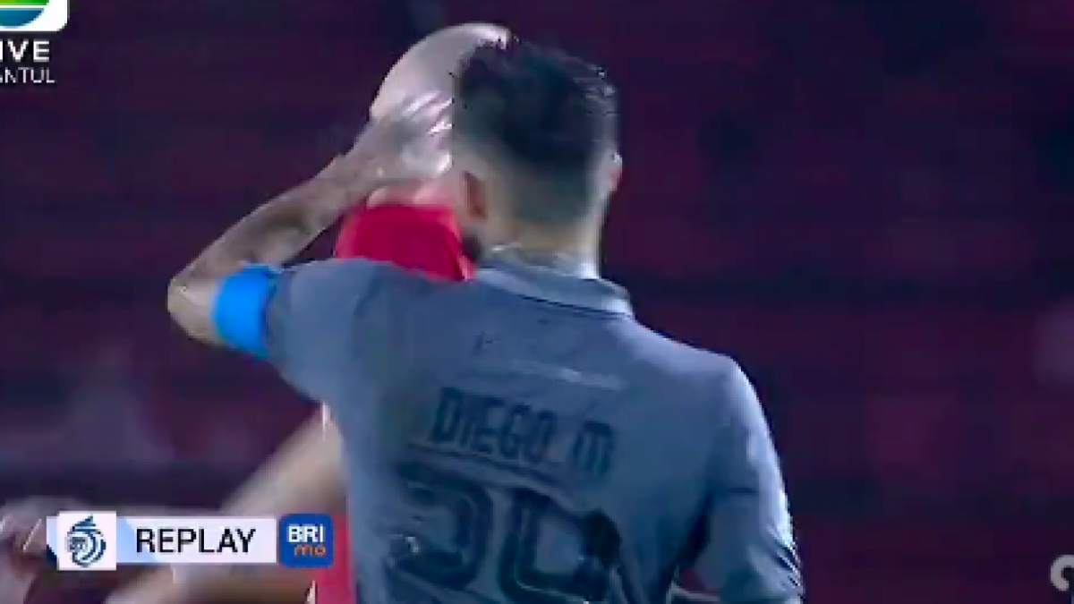 Diego Michiels memukul Krmencik hingga membuatnya terkapar, dalam pertandingan  Liga 1 2022/2023 Persija Jakarta melawan Borneo FC.