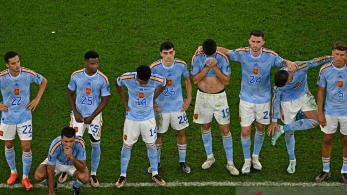 Ekspresi para pemain Spanyol selama adu penalti berlangsung dalam pertandingan babak 16 besar Piala Dunia 2022 melawan Maroko di Education City Stadium, Al-Rayyan, Doha pada 6 Desember 2022. [Foto: Suara.com / ANTARA/MANAN VATSYAYANA/AFP]