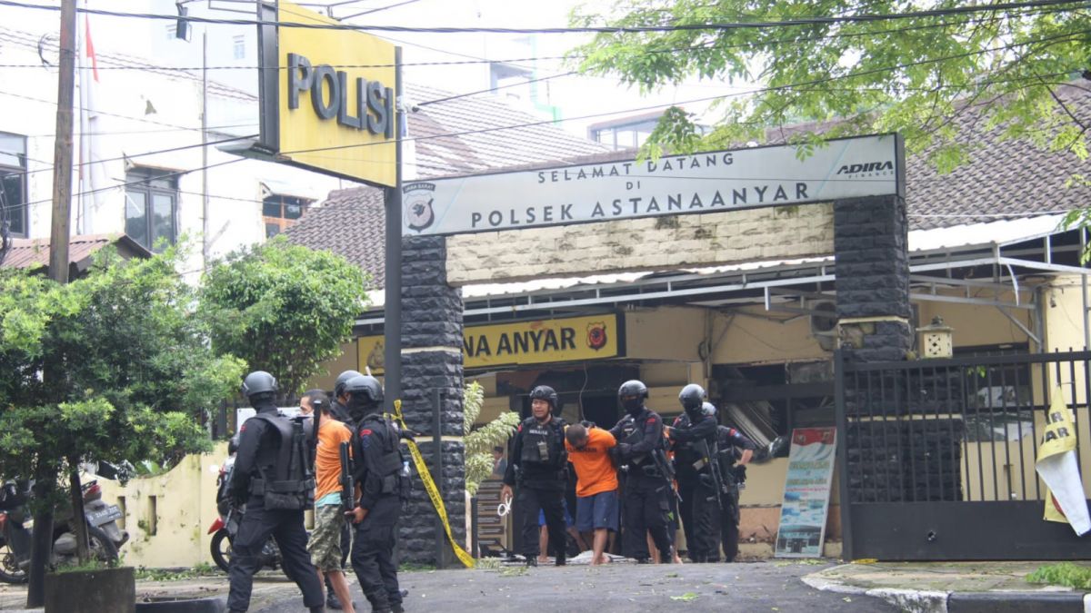 Pemindahan tahanan yang ada di Polsek Astanaanyar ke Mapolrestabes Bandung untuk sementara waktu usai diserang aksi bom bunuh diri. [Foto: Yudistira]
