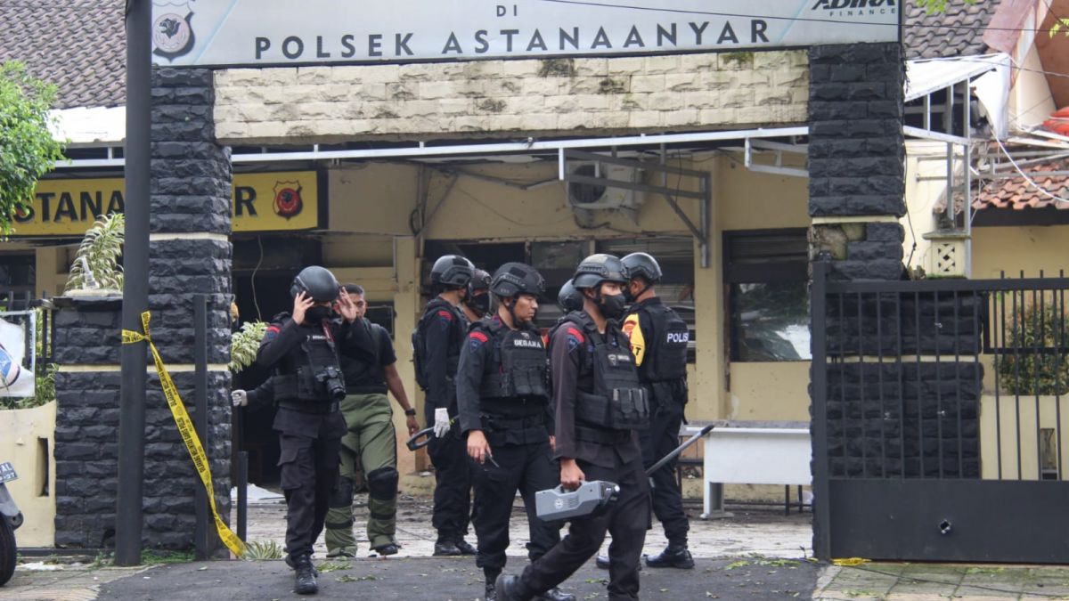 Polisi sedang melakukan sterilisasi di Polsek Astanaanyar usai terjadi bom bunuh diri. [Foto: Yudistira]