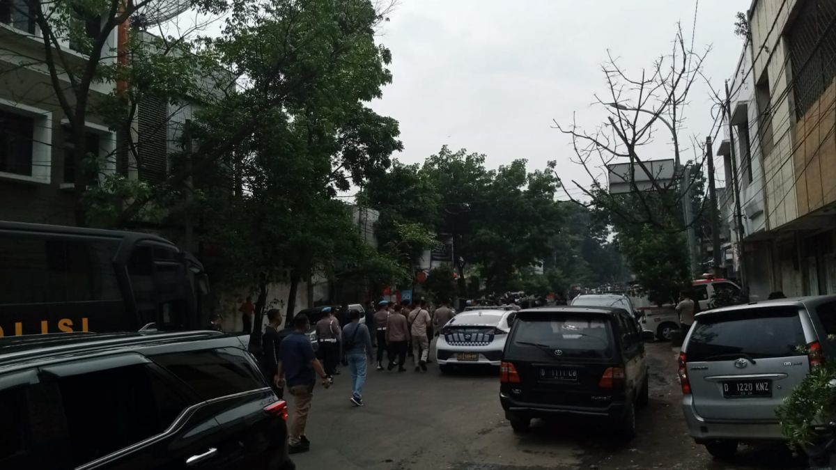 Suasana di sekitar Polsek Astanaanyar pasca terjadi ledakan yang diduga bom bunuh diri. Masyarakat diminta tenang dan tidak panik. [Foto: Yudistira]