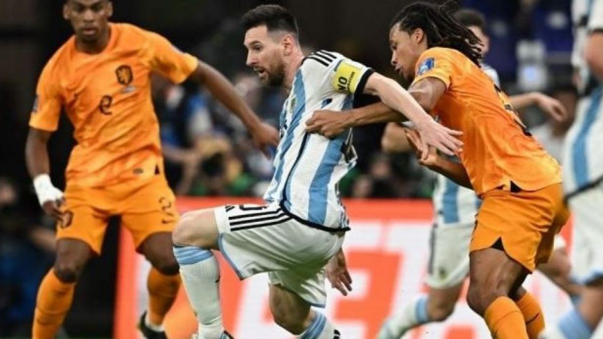 Lionel Messi mengecoh bek dari Timnas Belanda, Nathan Ake (kanan) dalam pertandingan perempat final Piala Dunia 2022. [Foto: Suara.com /Paul ELLIS  -  AFP]
