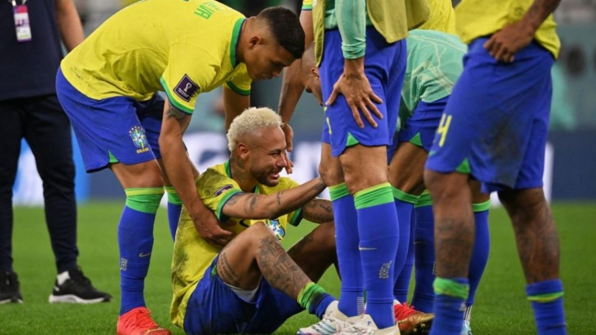 Neymar menangis ketika Timnas Brasil kalah dalam drama adu penalti di babak perempat final Piala Dunai 2022. [FotoL NELSON ALMEIDA - AFP]