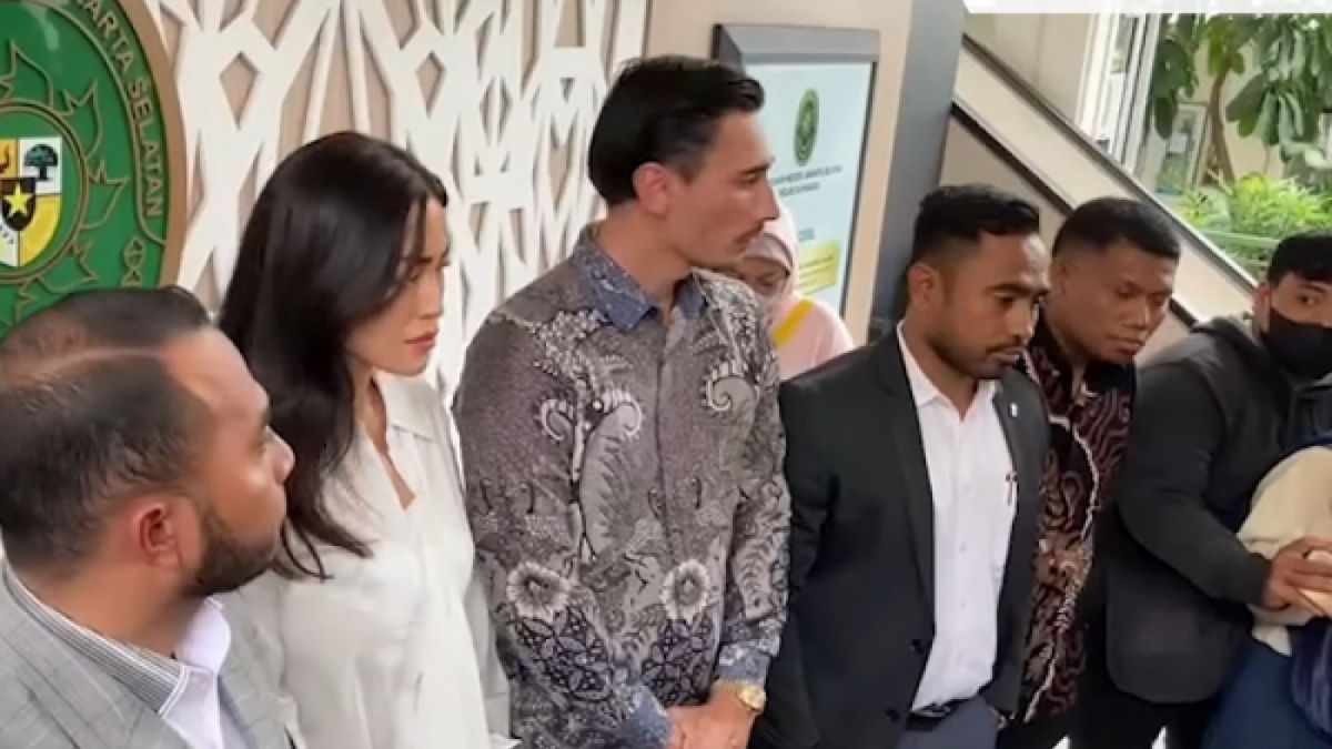 Vincent Verhaad dan Jessica Iskandar geram karena Steven memalsukan kehadiran [YouTube Suaradotcom]