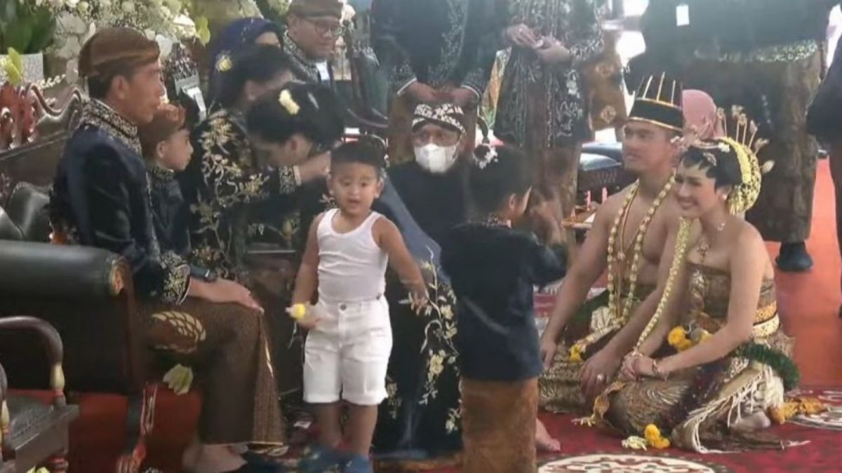 Potret Al Nahya hanya mengenakan kaos singlet dalam rangkaian acara pernikahan Kaesang Pangarep dan Erina Gudono [Foto: Twitter]