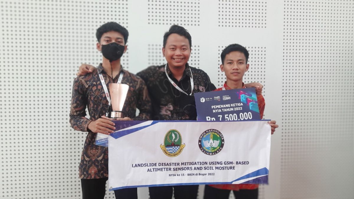 Asep Pamil Sultoni bersama Guru Teknik Mekatronika SMKN Karangjaya, Dicky Nurul Ilham, S.Pd.