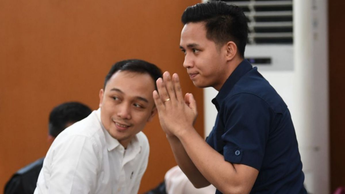 Bharada E alias Richard Eliezer  dan Bripka Ricky Rizal dalam persidangan. Bripka Ricky membantah keterangan Bharada E yang menyebut Ferdy Sambo ikut menembak Brigadir J. [Foto: Suara.com / ANTARA FOTO - Akbar Nugroho Gumay]