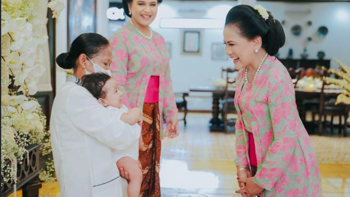 Kahiyang Ayu menyebutkan bukan hanya Al Nahyan yang tidak menggunakan seragam ternyata Al Saud yang berada di belakang kamera tidak menggunakan seragam di nikahan Kaesang dan Erina [Foto: Instagram Kahiyang Ayu]