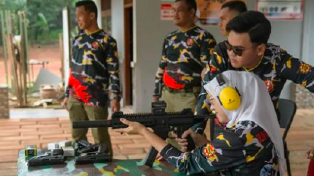 Ambu Anne nampak serius untuk berlatih menembak