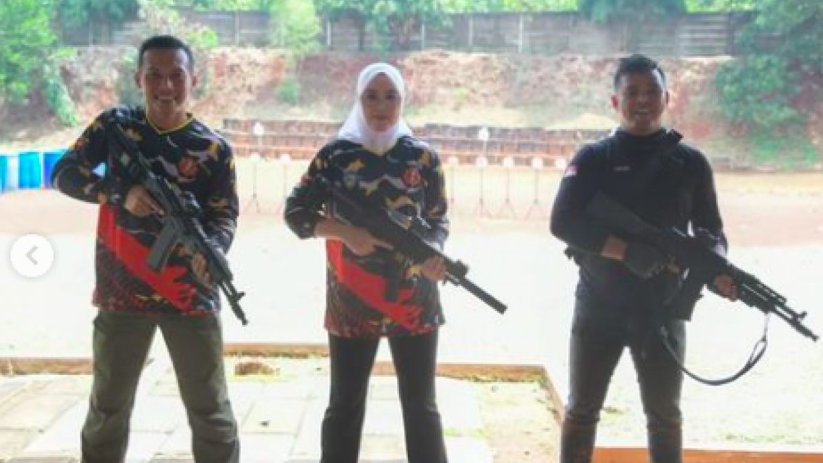 Potingan Ambu Anne saat latihan menembak.