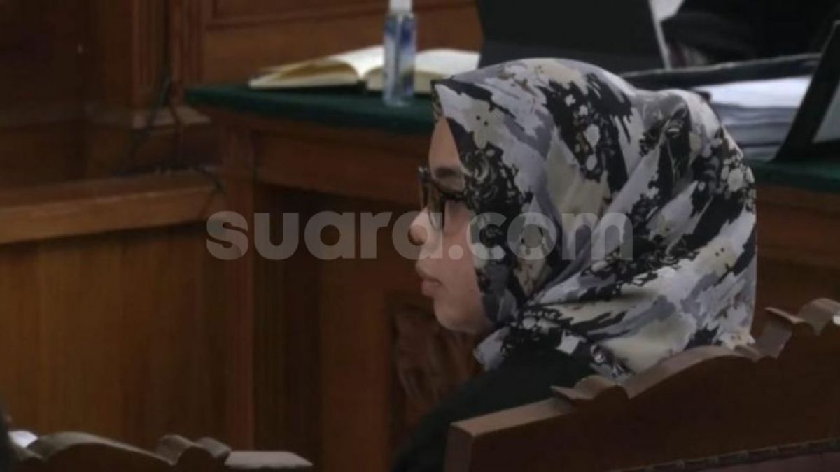 Farah Primadani seorang ahli forensik dan Edikolegal bersaksi dalam sidang dugaan pembunuhan berencana terhadap Brigadir Jdi PN Jakarta Selatan. Dia menjelaskan soal proses autopsi. [Foto: Suara.com.]