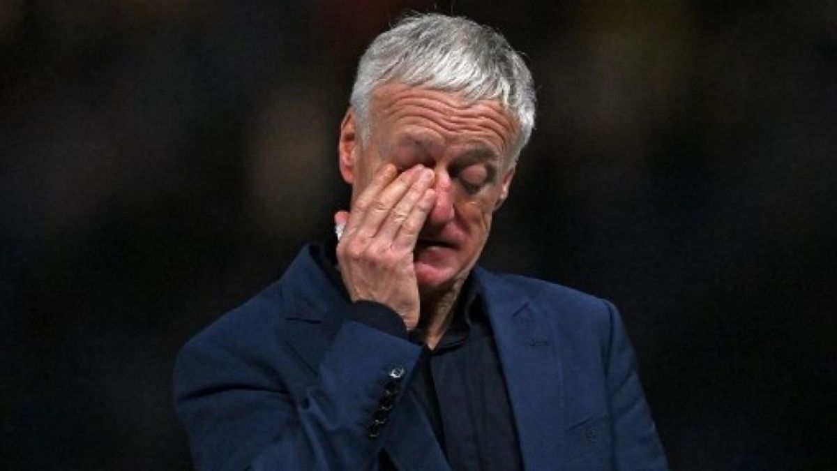 Pelatih Prancis Didier Deschamps bereaksi setelah Prancis kalah dalam pertandingan sepak bola final Piala Dunia Qatar 2022 antara Argentina dan Prancis di Stadion Lusail, Qatar. [Foto: Suara.com / Paul ELLIS / AFP]