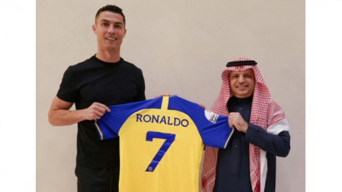 Cristiano Ronaldo dan Presiden Klub Al Nassr. [Foto: Twitter/@AlNassrFC_EN]