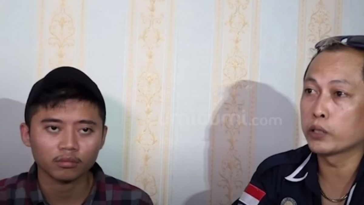 Rozy Zay Hakiki bersama pengacaranya, Jumadi melaporkan Norma Risma ke Polisi. [Foto: Youtube/Cumicumi]