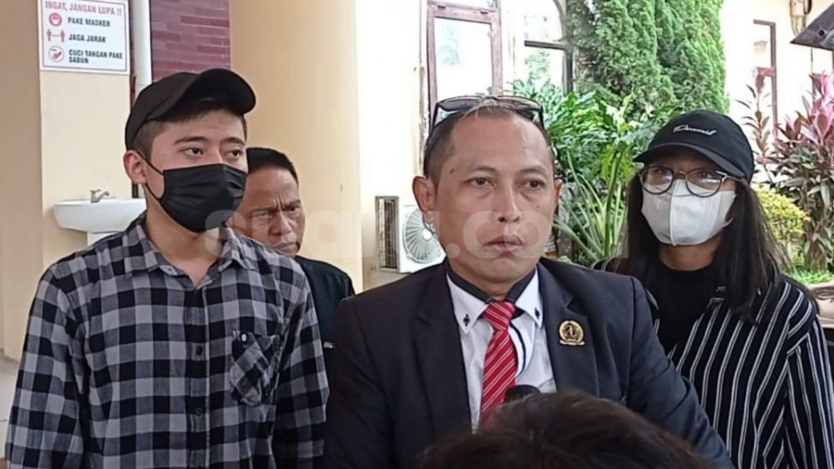 Rozy Zay Hakiki pria yang berselingkuh dengan ibu mertuanya melaporkan Norma Risma ke Polda Banten [Suara.com/Rena Pangesti]