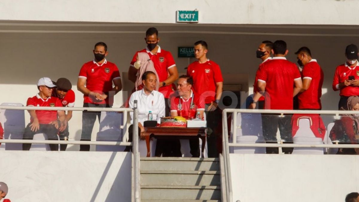 Presiden Joko Widodo dan Ketua Umum PSSI dan beberapa pejabat lainnya menyaksikan laga Indonesia vs Vietnam semifinal Piala AFF 2022 di SUGBK. [Suara.com/Alfian Winanto,]