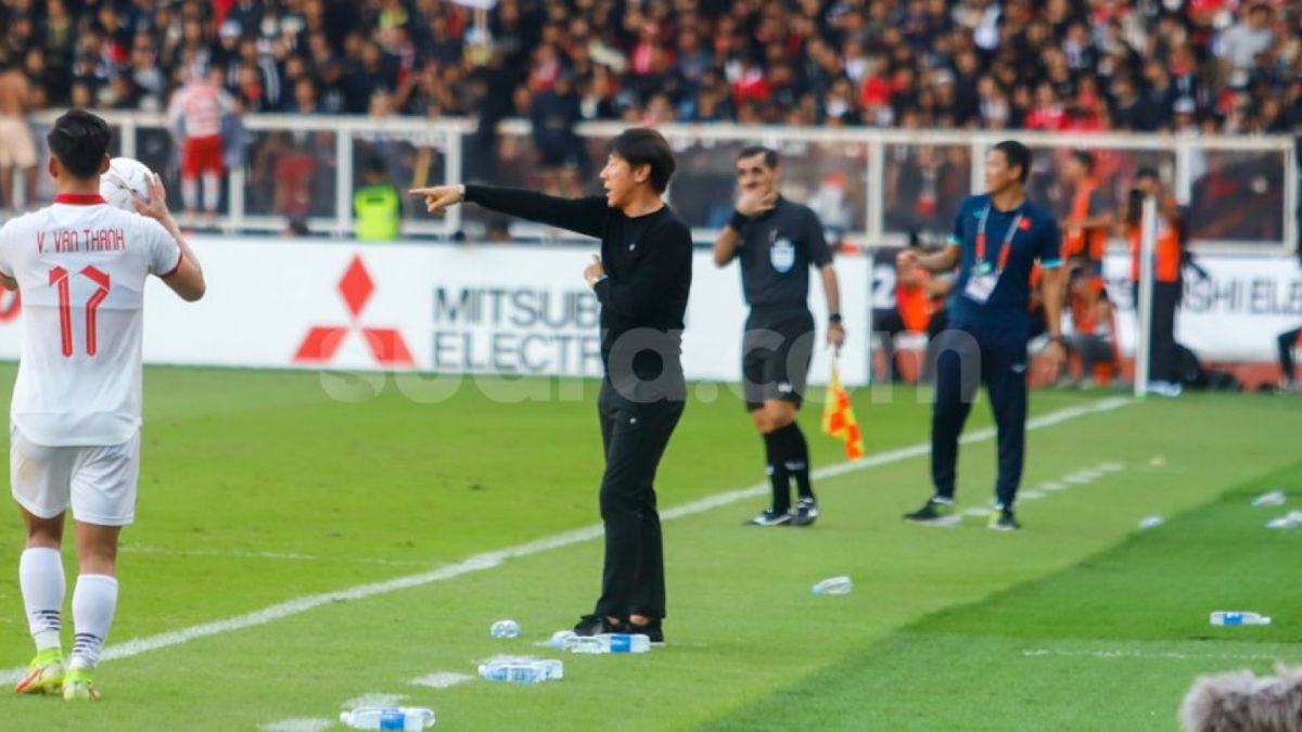 Pelatih Timnas Indoensia, Shin Tae-yong memberikan instruksi dari pinggir lapangan saat Indonesia vs Vietnam di semifinal Piala AFF 2022. Indonesia gagal meraih kemenangan di leg pertamanya. [Foto: Suara.com/Alfian Winanto,]
