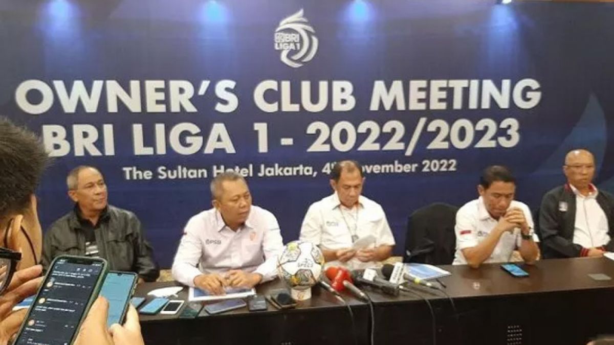 Anggota Exco PSSI, Juni Ardianto Rachman (tengah). [Suara.com/Adie Prasetyo Nugraha]