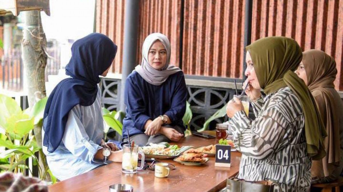 Pengunung Gulapadi Garut sedang menikmati menu makanan khas nusaantara. [Foto: Instagram GulaPadi]