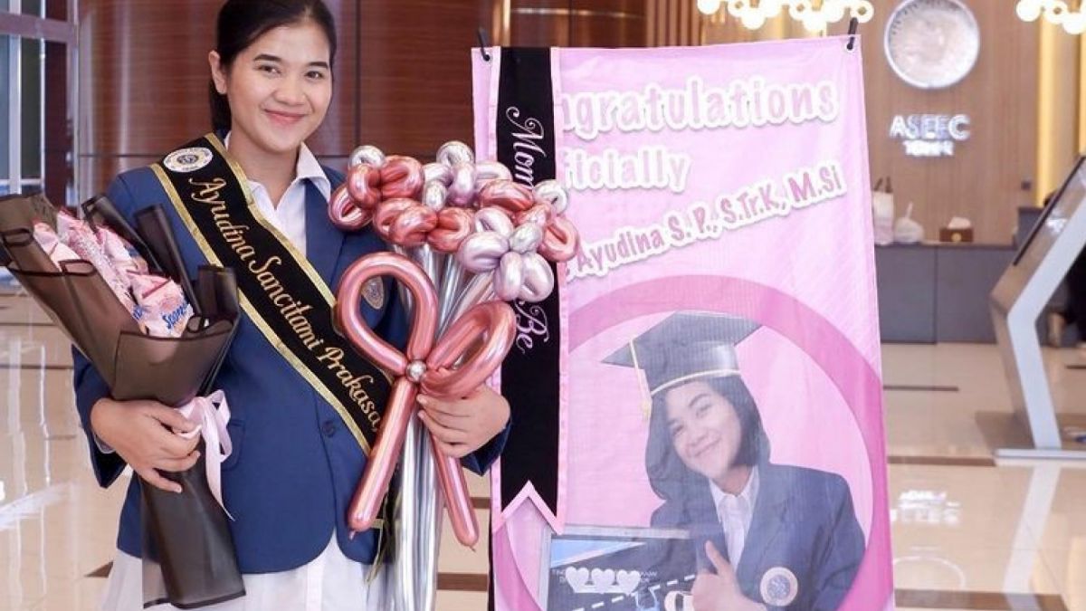 Ayudina Prakasa Wisuda S2 di UNAIR [@aysprakasa]