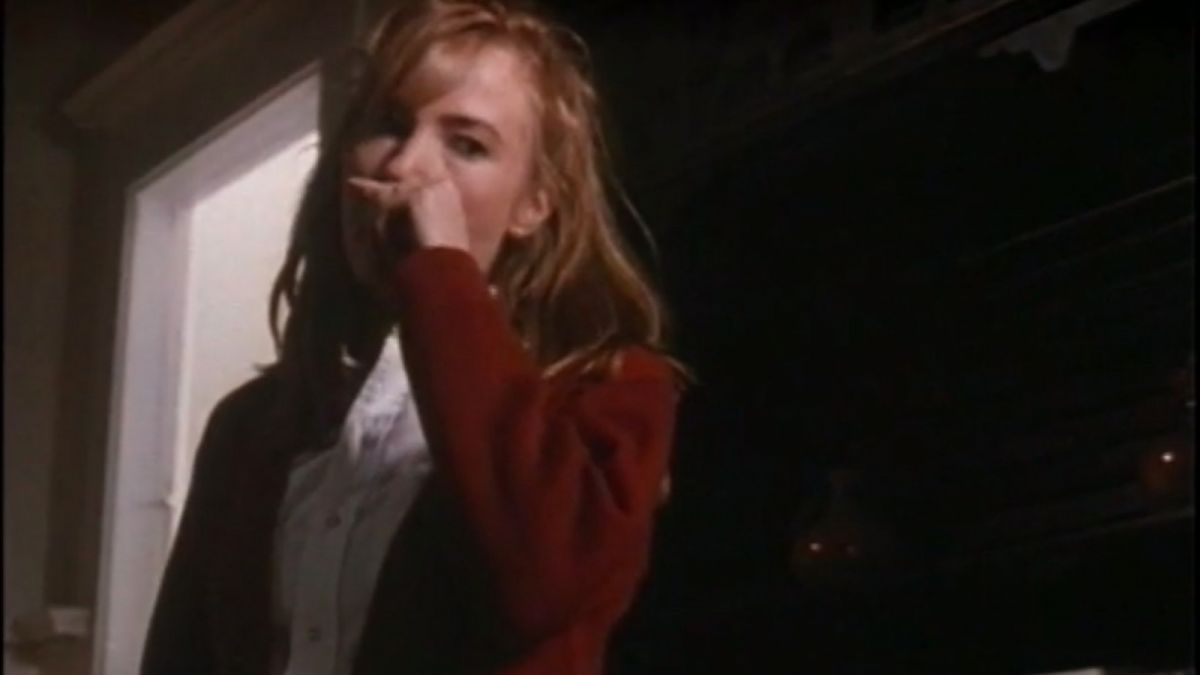 Terbongkar, Mott akhirnya tidak menahan diri lagi dan menyerang Claire Bartel dan keluarganya. [Hollywood Pictures]