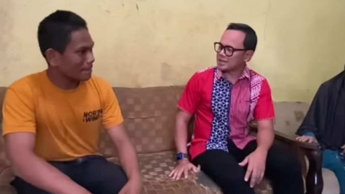 Wali Kota Bogor, Bima Arya Sugiarto, mengunjungi rumah Alfin Alfarizqi. Pelajar kelas XII SMPN 7 Kota Bogor itu viral setelah membantu mobil damkar yang terjebak macet. [instagram @bimaaryasugiarto]