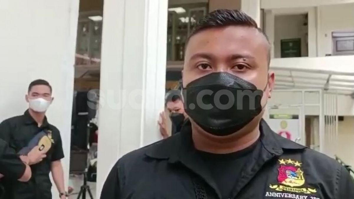 salah satu rekan Bharada E dari Brimob saat datang ke sidang pleidoi Bharada E di PN Jaksel untuk memberikan dukungan. [Foto: Suara.com - Rakha]