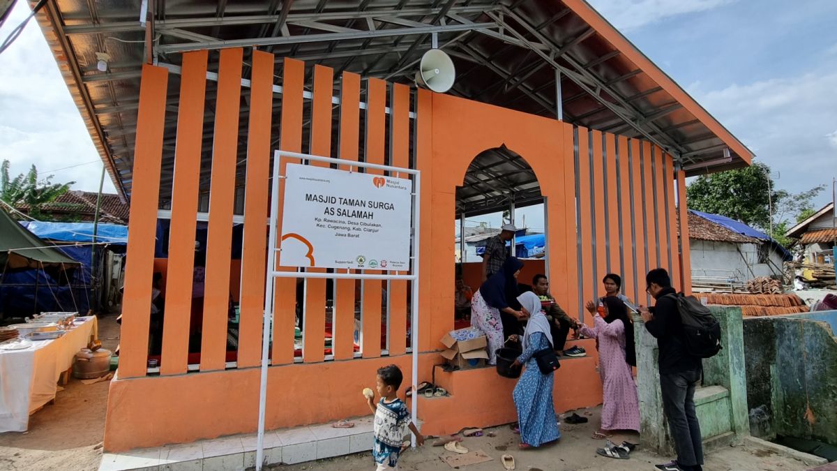 Salah satu masjid semi permanen yang dibangun di Kecamatan Cugenang, Kabupaten Cianjur untuk fasilitas beribadah pasca banguna masjid roboh diguncang gempa tahun lalu. [Foto: cianjur suara com]
