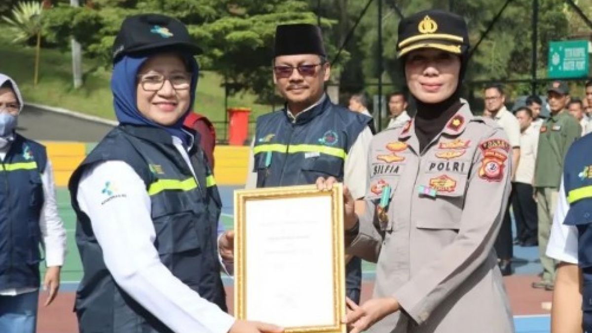 Wakapolres Cianjur Kompol Silfia Sukma Rosa saat menerima penghargaan dari Kemenkes RI. [(Dok. Polres Cianjur)]