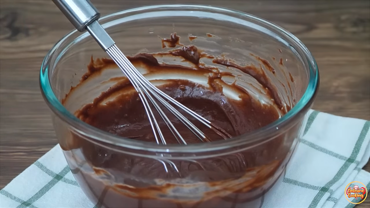 Bahan dasar dan cara membuat sandwich coklat. [(Tangkapan layar YouTube Delmira Cooking)]
