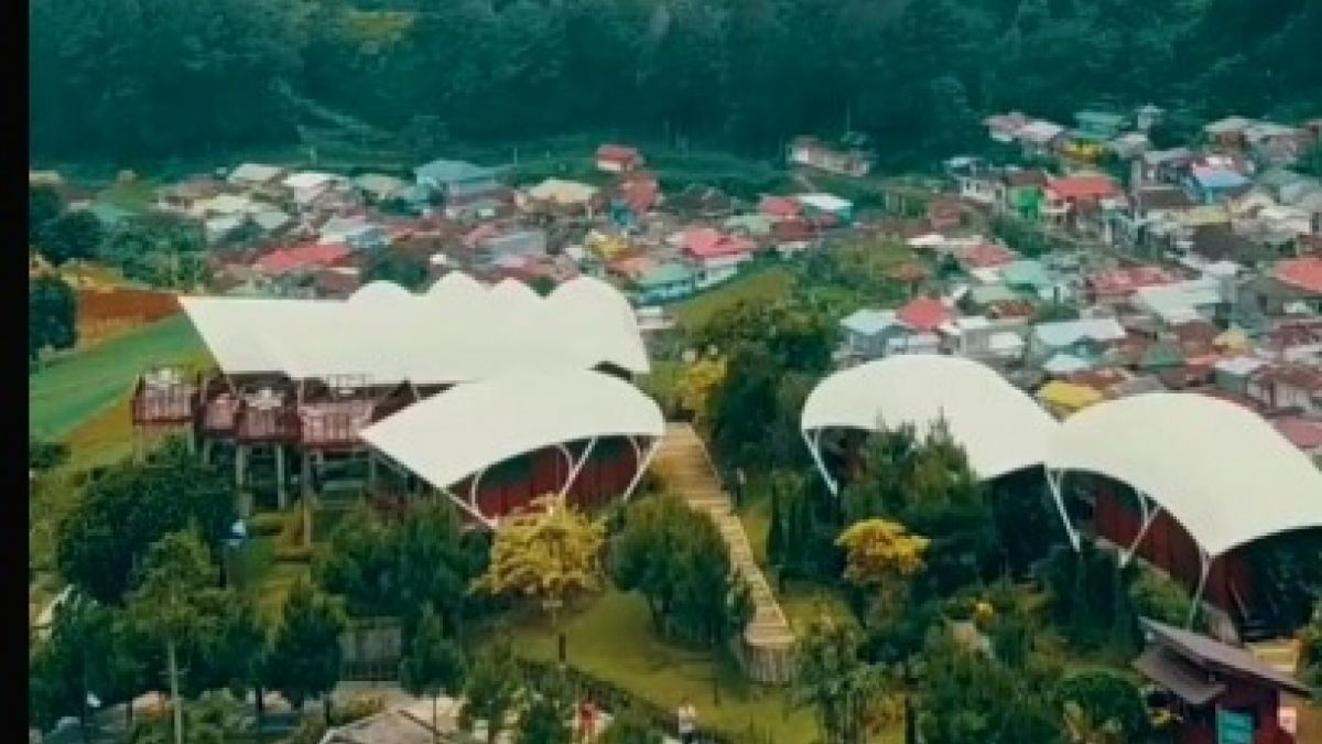 Wisata Alam Sevillage menawarkan liburan berbentuk camping eksklusif di bawah kaki gunung Gede Pangrango, [(Instagram @wisataalamsevillage)]