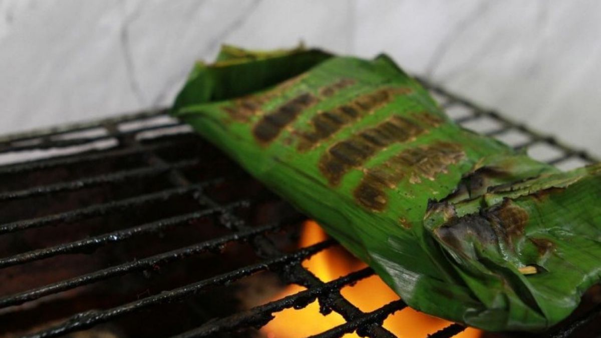 Mie Ayam Bakar Gebetan unik, diolah dengan cara dibakar dalam bungkusan daun pisang. [(Instagram/@mieayambakar.gebetan)]