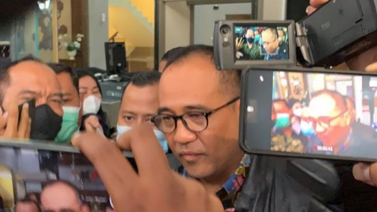 Pegawai pajak Kementerian Keuangan, Rafael Alun Trisambodo ketika memberikan kalrifikasi tentang harta kekayaanya di gedung KPK. KPK akan membidik geng dari Rafael. [Foto: Suara.com - Yaumal]